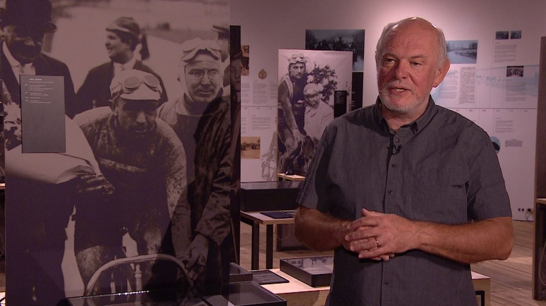 Auteur Patrick Cornillie bij de zuil van Paul Deman in het centrum van de Ronde van Vlaanderen