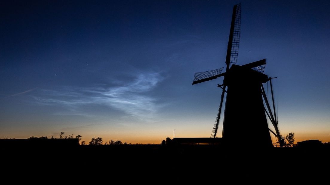 Lichtende nachtwolken op 10 juni 2021