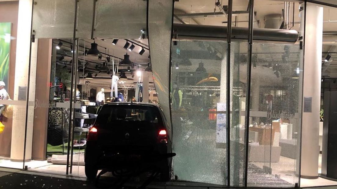 De bekende modezaak Blijdesteijn Mode in Tiel is in de nacht van zondag op maandag de dupe geworden van een ramkraak. Een gestolen auto reed dwars door de voorpui heen en richtte een ravage aan.