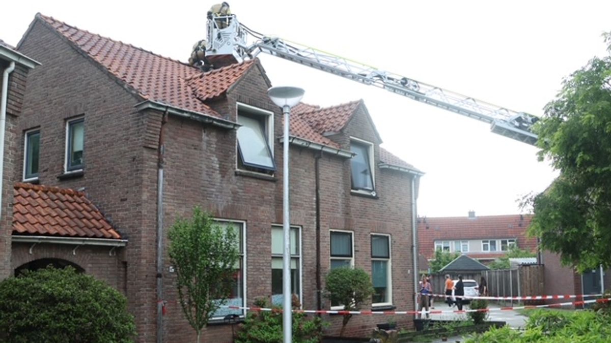 Buurt tijdelijk zonder stroom na blikseminslag in woning Almelo