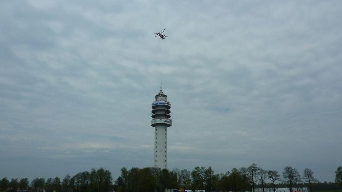 Werkzaamheden aan de toren voor de nieuwe mast (Rechten: archief RTV Drenthe)