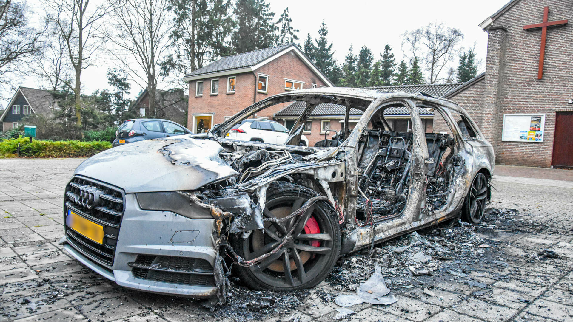 Vlammen verwoesten auto in Emmen