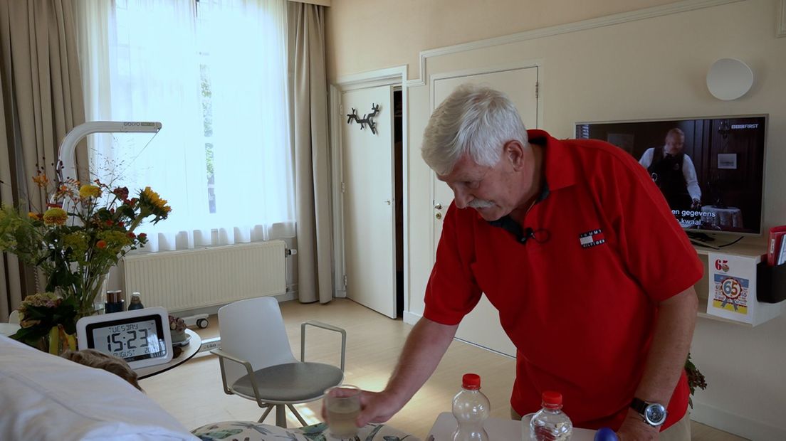 Jan Mulder geeft zijn vrouw wat te drinken