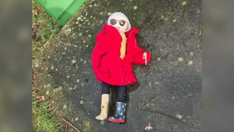 Brandweer en politie boos over 'levensechte' pop die in water lag: 'Dit zijn geen grappen'