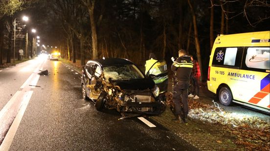 Auto in de kreukels na ongeluk Baarn en Utrechter opgepakt vanwege Eritrea-rellen. Auto in de kreukels na ongeluk Baarn en Utrechter opgepakt vanwege Eritrea-rellen.