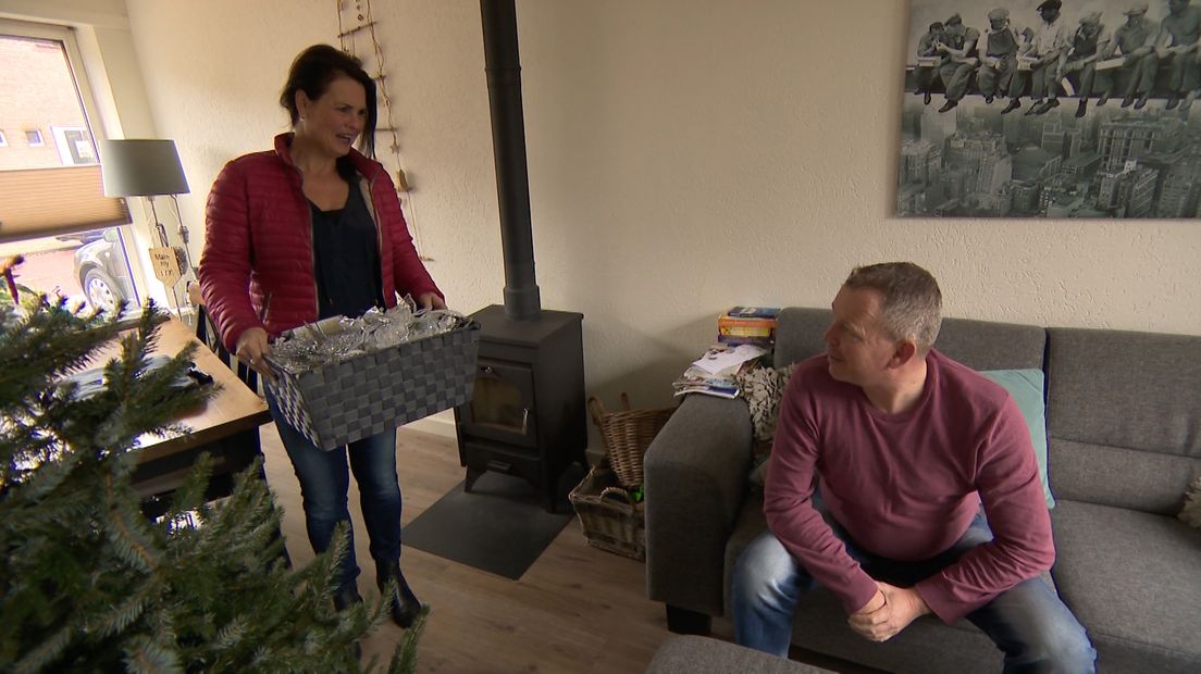 Astrid Waanders geeft haar partner Arjan Krechting op omdat ze al meer dan 25 jaar lief en leed delen. Normaliter regelt Arjan de kerstboom, deze keer is het een liefdevol gebaar van Astrid naar Arjan en schakelt ze Sonja Booms in voor de boom.