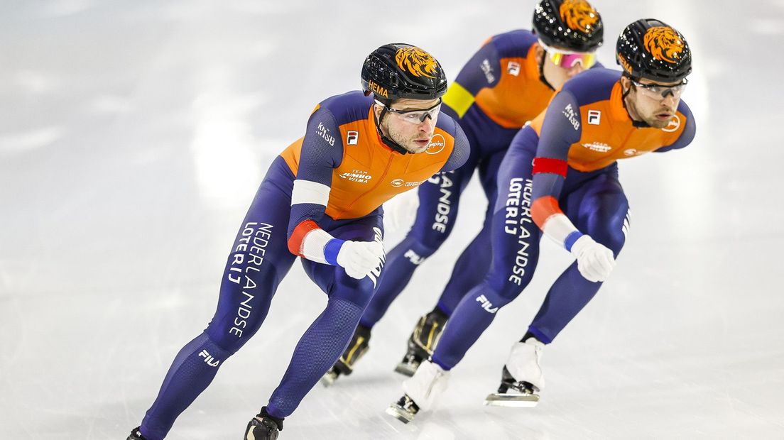 Sven Kramer, Beau Snellink en Chris Huizinga (van l naar r) in actie