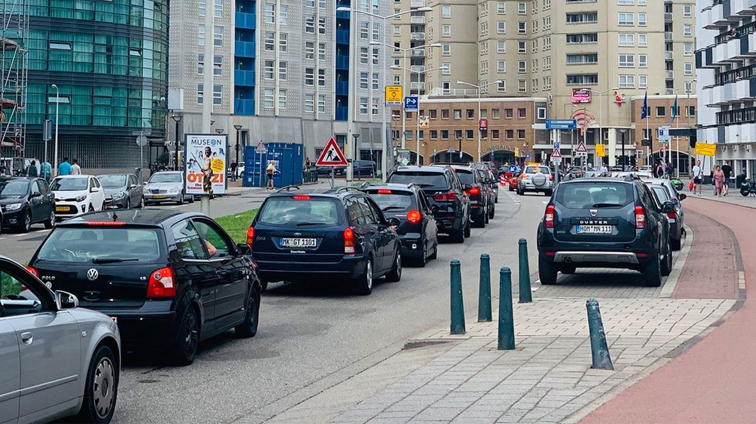 File op Scheveningen | Archief