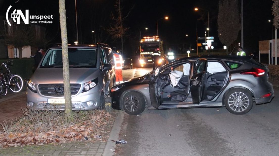 Een beschonken automobilist knalde zaterdagavond tegen wee stilstaande auto’s op de F.A. Molijnlaan in Nunspeet. De bestuurder is aangehouden en meegenomen naar het bureau.