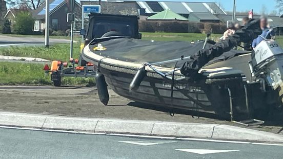 Boot stuitert van trailer | Vertraging na ongeluk knooppunt Rijnsweerd. Boot stuitert van trailer | Vertraging na ongeluk knooppunt Rijnsweerd.