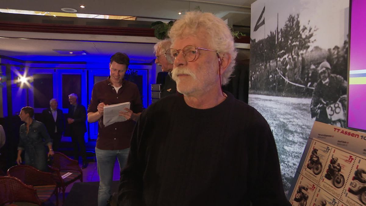 Streuer bekijkt 'zijn' postzegel voor het eerst van dichtbij