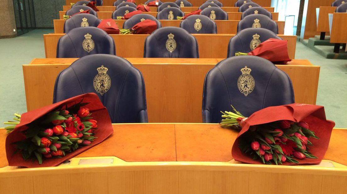Bloemen voor vertrekkende Kamerleden (Rechten: RTV Drenthe/Jeroen Kelderman
