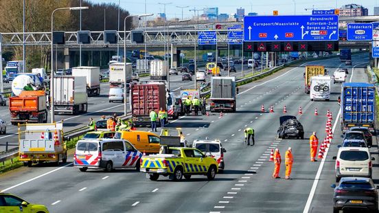 Ongeluk tussen auto en vrachtwagen, A15 inmiddels vrijgegeven. Ongeluk tussen auto en vrachtwagen, A15 inmiddels vrijgegeven.