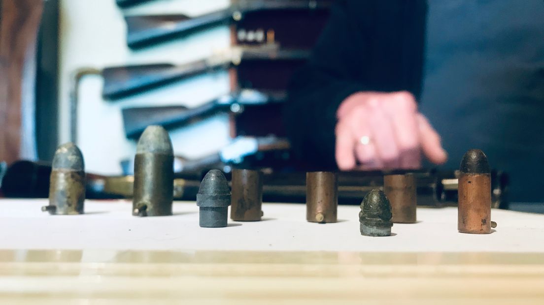 Patronen, met op de voorgrond het soort penvuurpatroon dat Van Gogh gebruikte in zijn revolver. (Rechten: RTV Drenthe/Jeanine Hofsteenge)