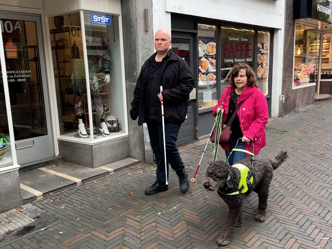 Links de slechtziende Ian Dorrestein en rechts de blinde Marjolein van den Broek