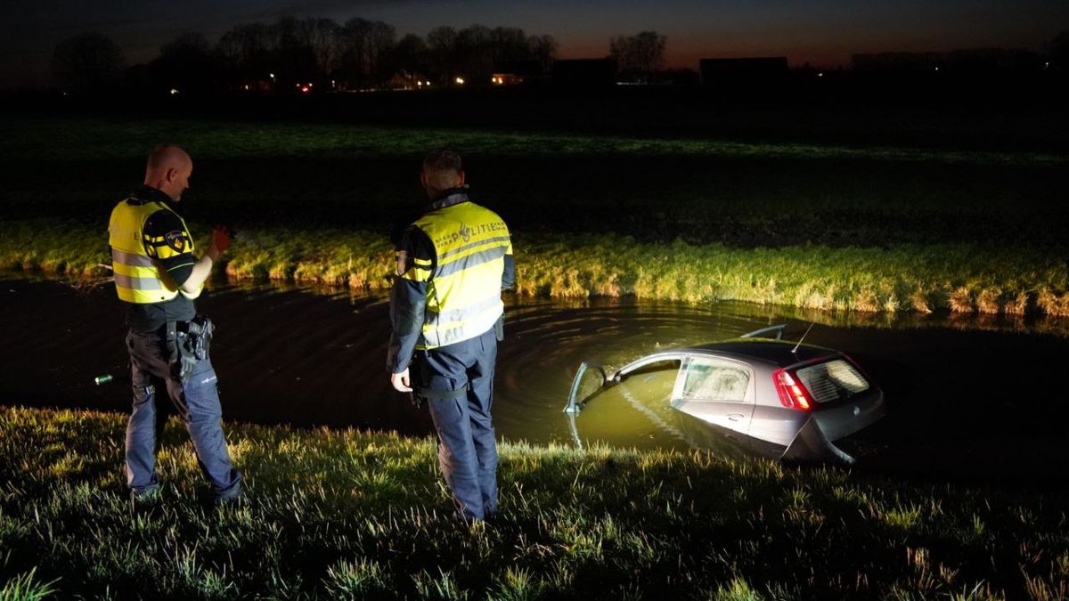 Auto vliegt uit de bocht en belandt in de sloot in Staphorst