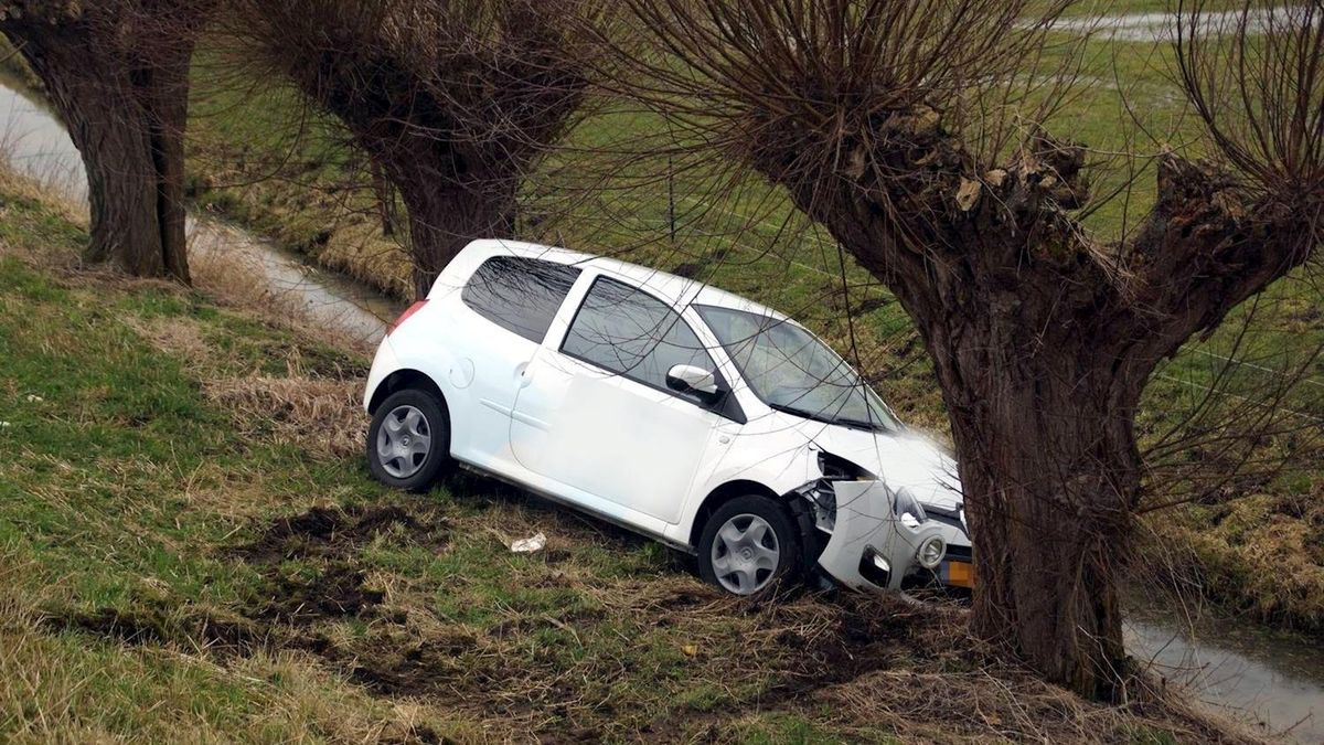 Auto glijdt van dijk af bij eenzijdig ongeluk bij Grafhorst