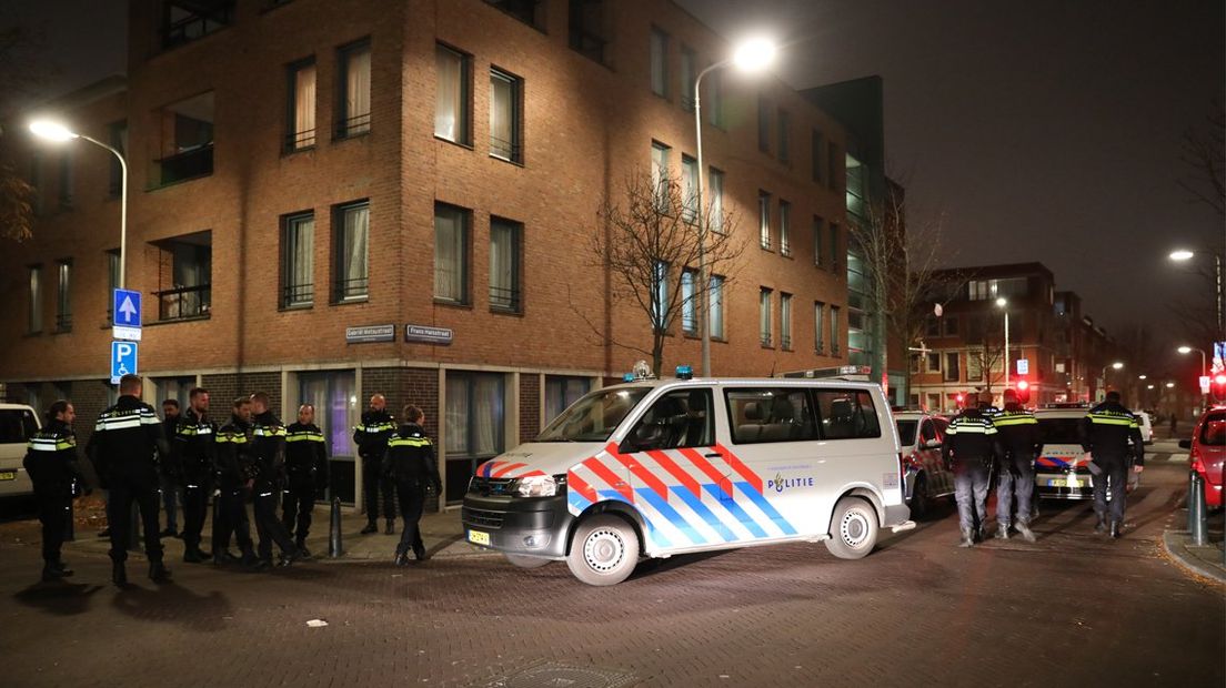 Politieagenten in de Frans Halsstraat | Foto Regio15