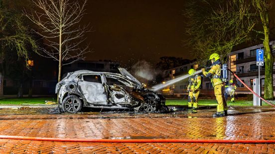 Auto over de kop • auto belandt in sloot
