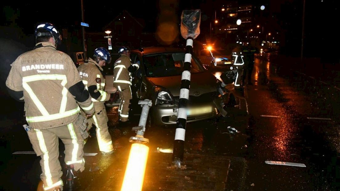 Auto ramde verkeerspalen op middenberm