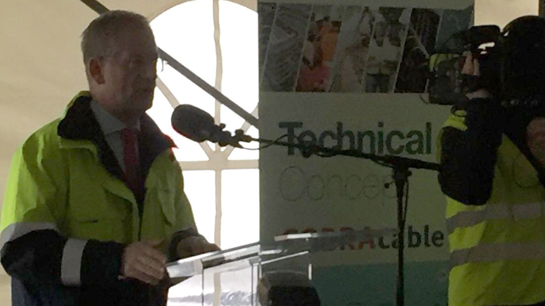 Een speech bij de ceremonie waarbij officieel de eerste paal werd geslagen.