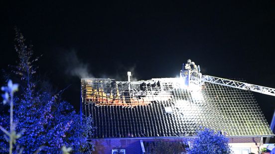Dak van woning in Mander verwoest door brand, bewoners kunnen niet naar huis Home