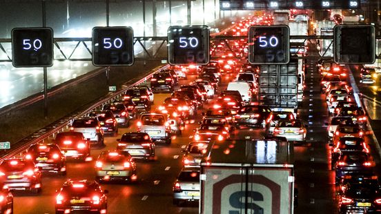 Anderhalf uur vertraging op A4 na ongeluk. Anderhalf uur vertraging op A4 na ongeluk.