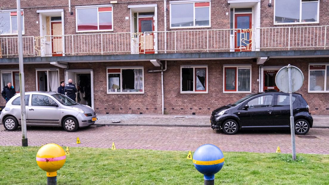 Naast en boven de getroffen woning zijn appartementen beschadigd