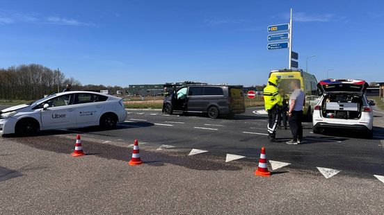 Gewonde bij ongeval in Vriezenveen, verkeer omgeleid. Gewonde bij ongeval in Vriezenveen, verkeer omgeleid.