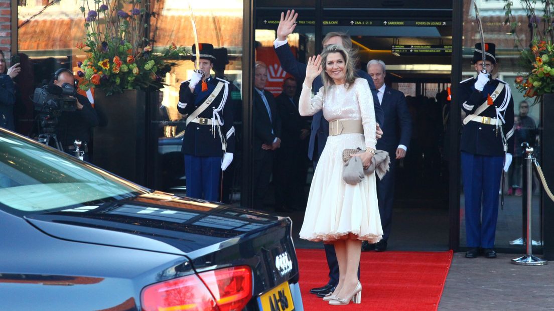 Koning Willem-Alexander en koningin Máxima bij Theater Flint.