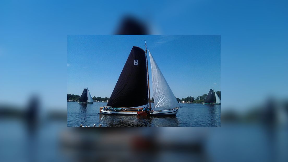 Skûtsje op stil wetter by De Feanhoop