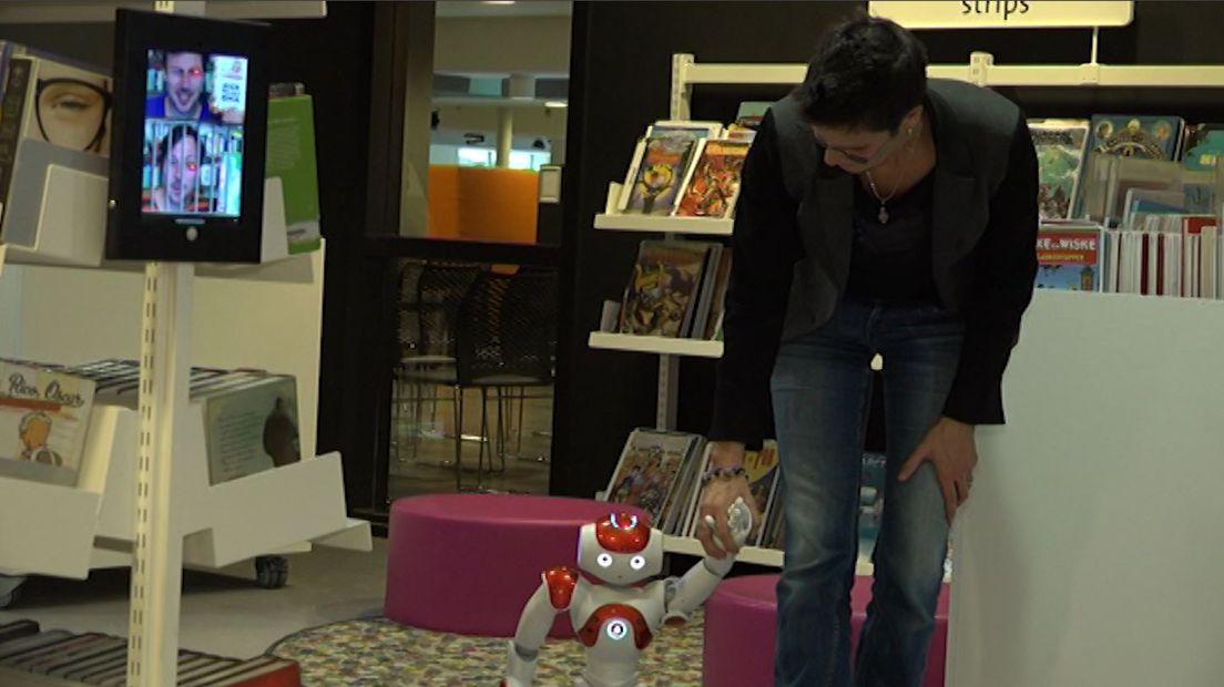 Bibliotheek Gelderland Zuid heeft twee nieuwe medewerkers. Normaal niet echt iets om te melden, maar in dit geval gaat om twee robots en daarmee is Gelderland Zuid de eerste bibliotheek in Nederland die deze technische hulpjes in huis haalt. Toch gaan ze geen boeken opbergen of voorlezen, ze zijn er om bezoekers van de bibliotheek vertrouwd te maken met deze nieuwe techniek.