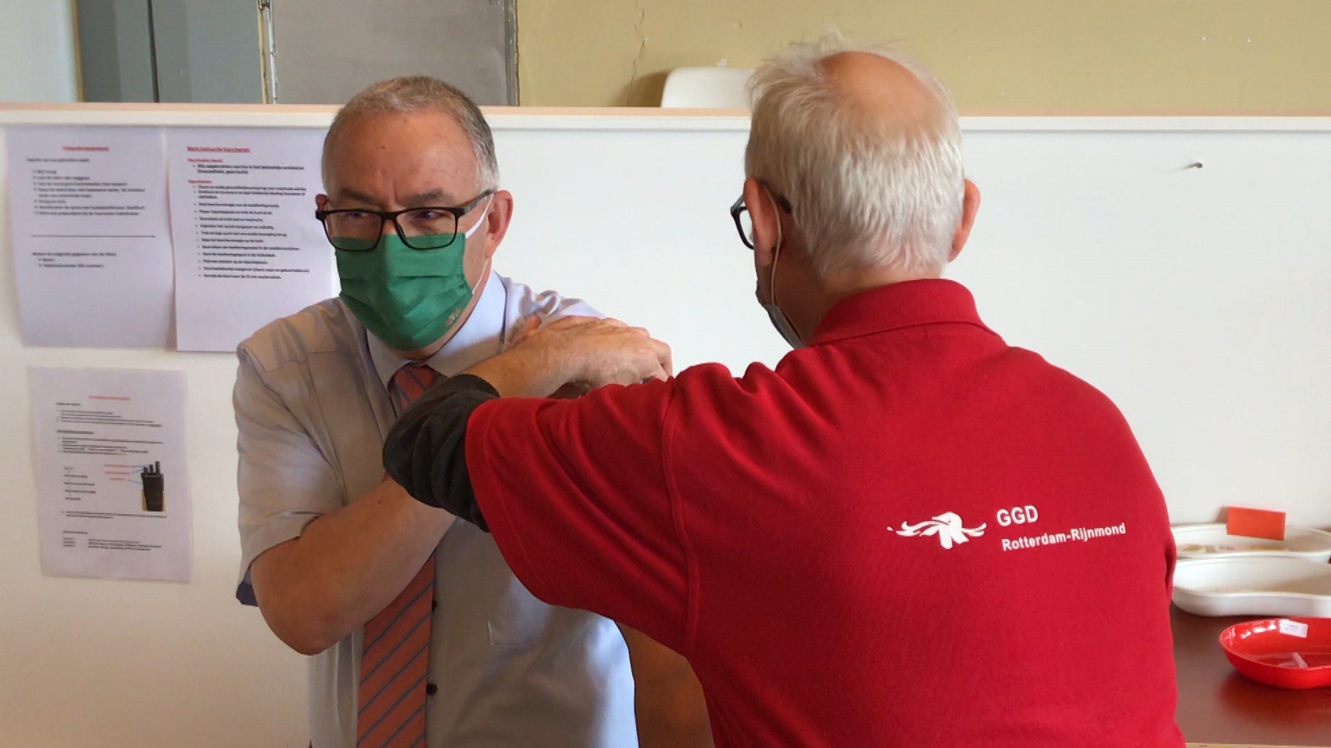 Onder toeziend oog van de camera's krijgt Aboutaleb zijn prik