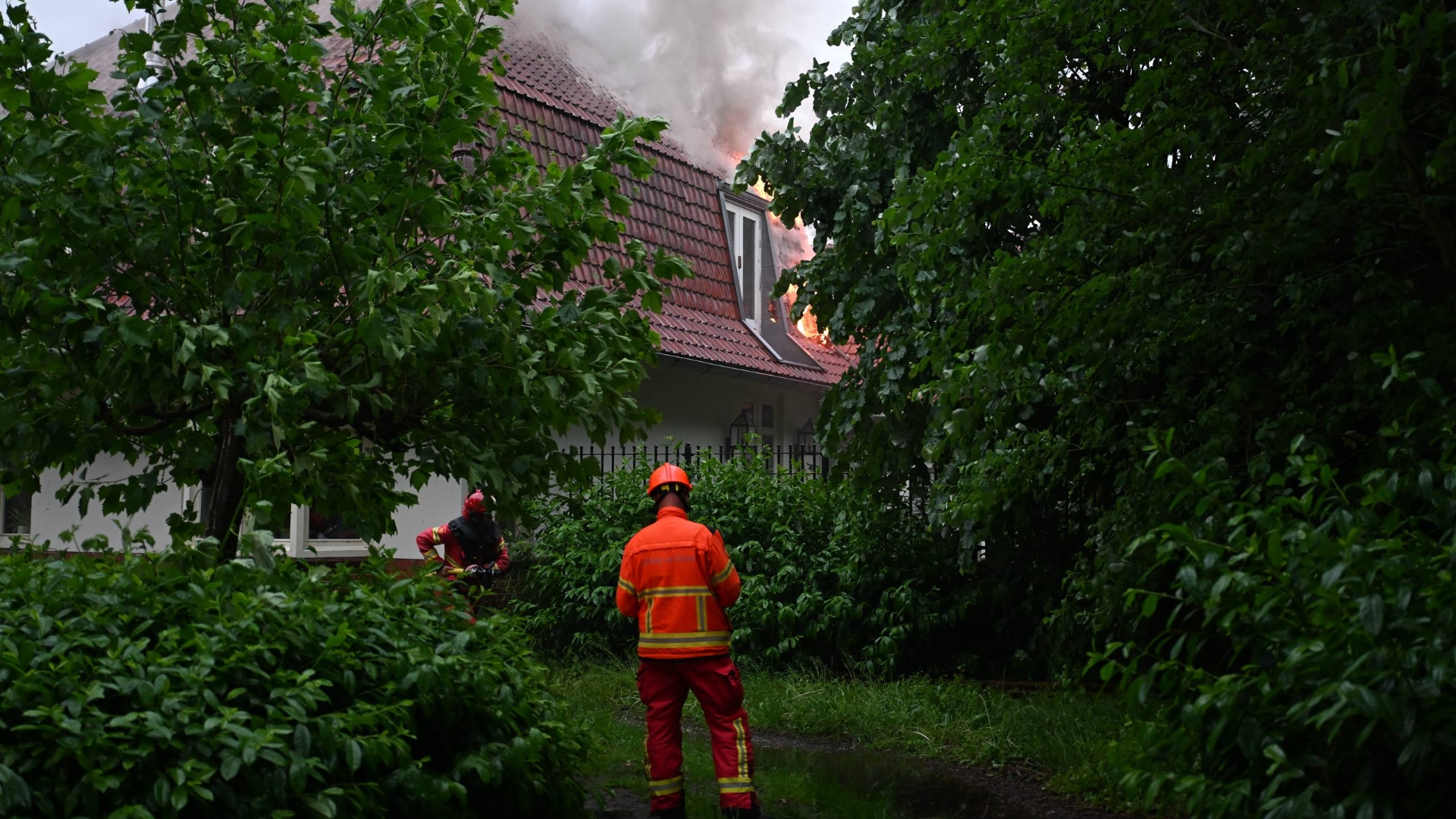 Uitslaande woningbrand in Hoogezand na blikseminslag