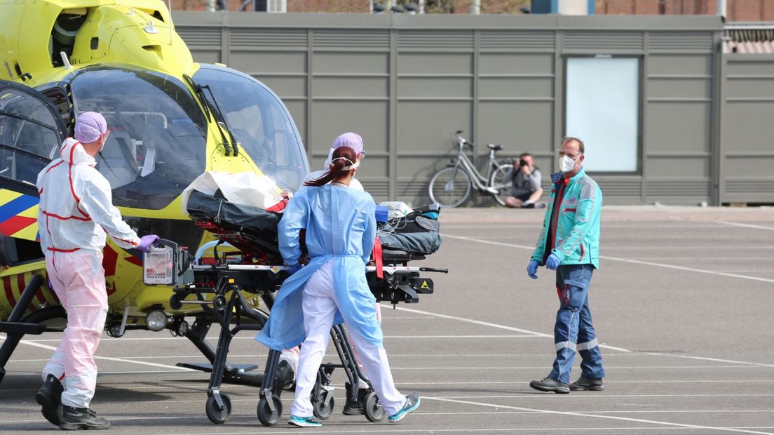 Patiënt wordt naar de helikopter gebracht
