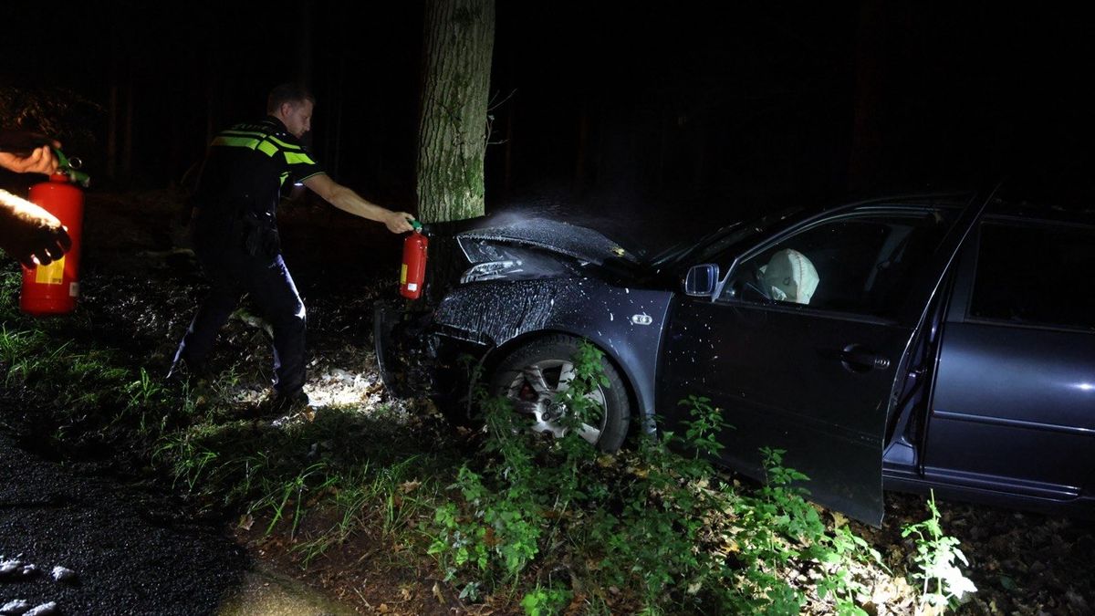 112 Nieuws: Auto botst tegen boom in Scheerwolde | Fietsster naar ziekenhuis na aanrijding met busje