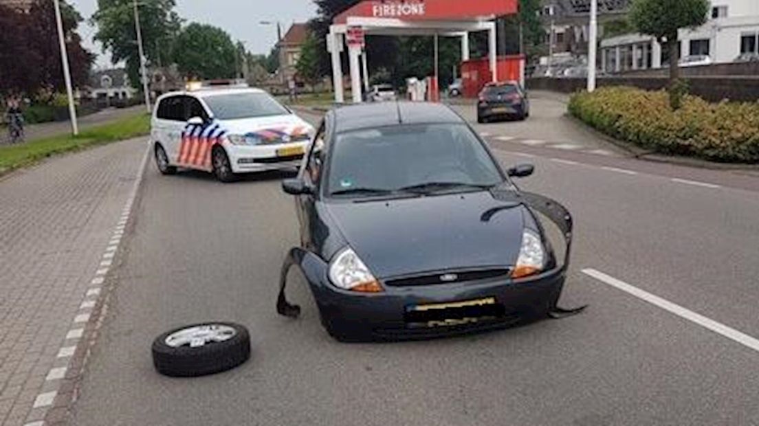 Beide voorbanden los bij deze Ford KA