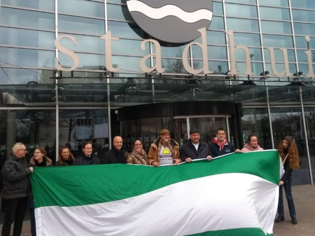 Demonstranten bij het stadhuis in Spijkenisse