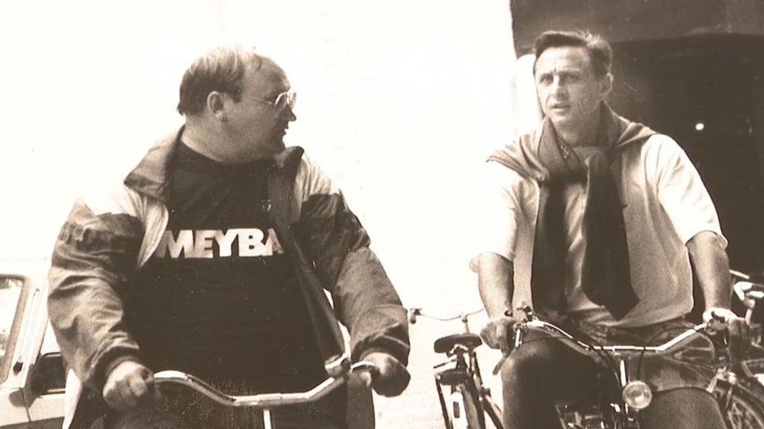 Jan Wardenburg tijdens een fietstochtje met Johan Cruijff