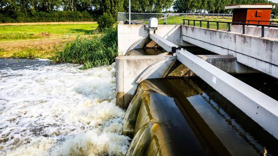 Tienduizenden liters water per minuut stromen polder in, waterpeil gaat met meter omhoog Home