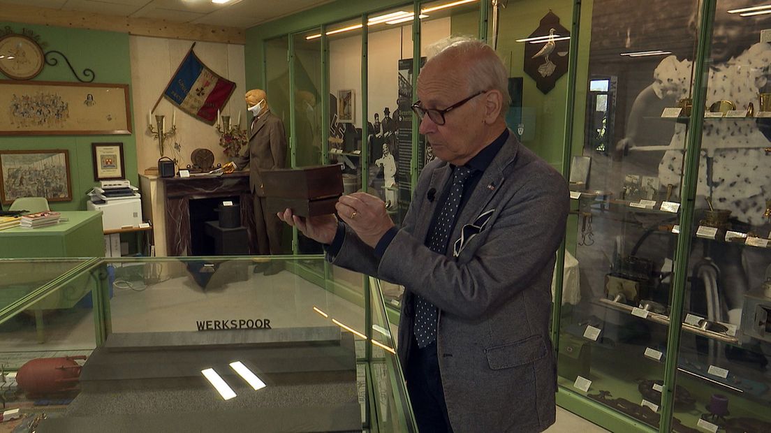 Wim van Scharrenburg in zijn Museum van Zuilen met een broodtrommel met dubbele bodem.
