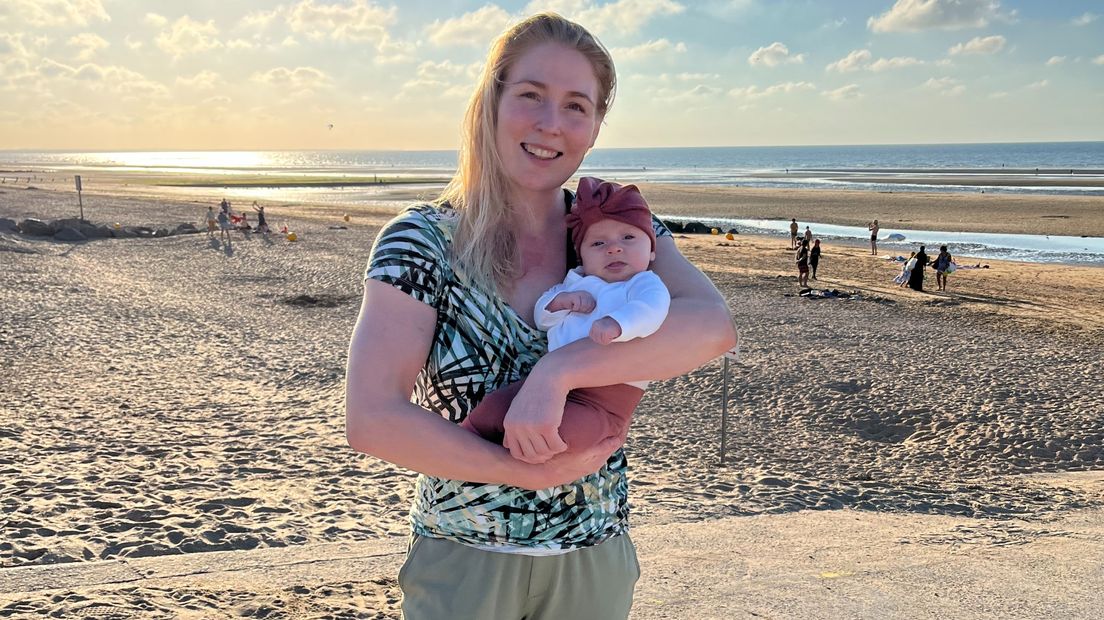 Kim Polling en haar dochter Aurora stralen op het strand