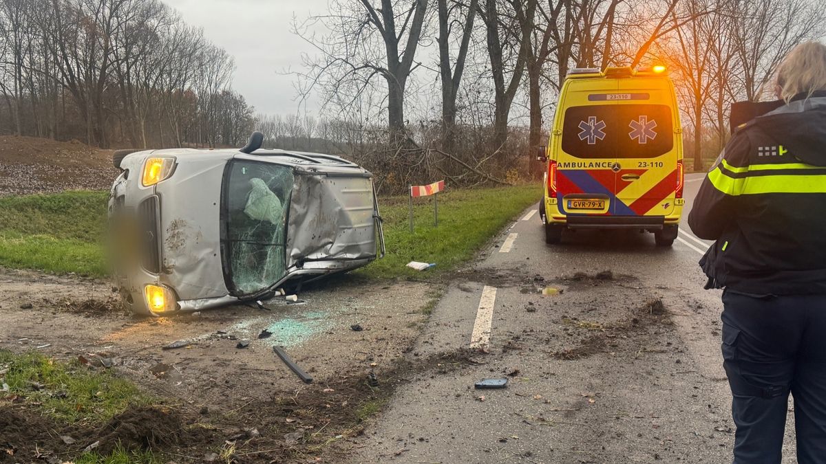 Auto slaat over de kop en belandt op zijkant: bestuurster gewond