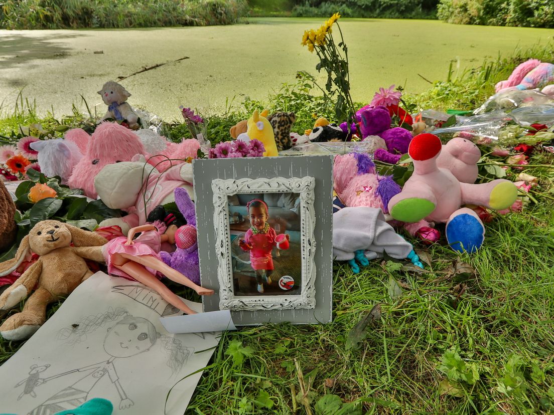 Bloemen en knuffels werden bij het water in Beverwaard gelegd