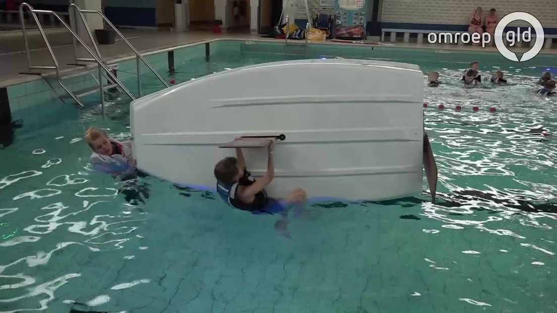 Wat moet je doen als je zeilboot omslaat? Kinderen in Tiel leerden woensdag hoe je voor je eigen veiligheid kan zorgen op en in het water.