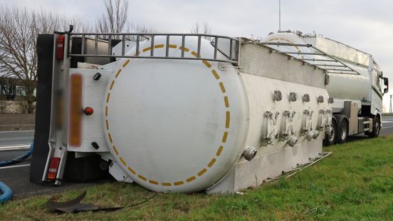 Trailer van vrachtwagen gekanteld na ongeluk Nieuws