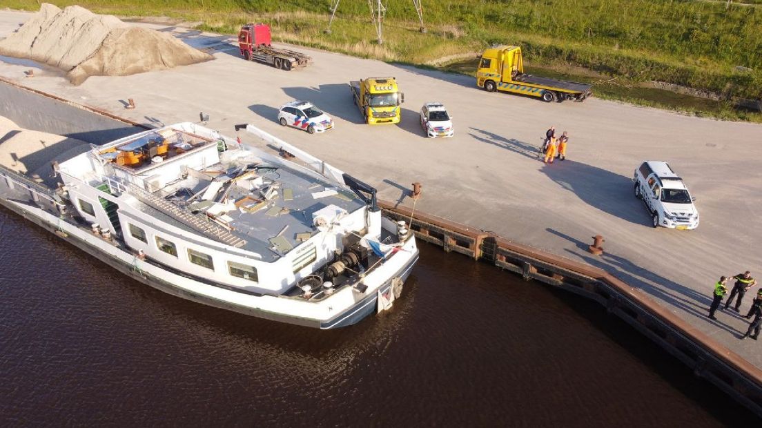 Vanuit de lucht is de schade aan de stuurhut goed te zien