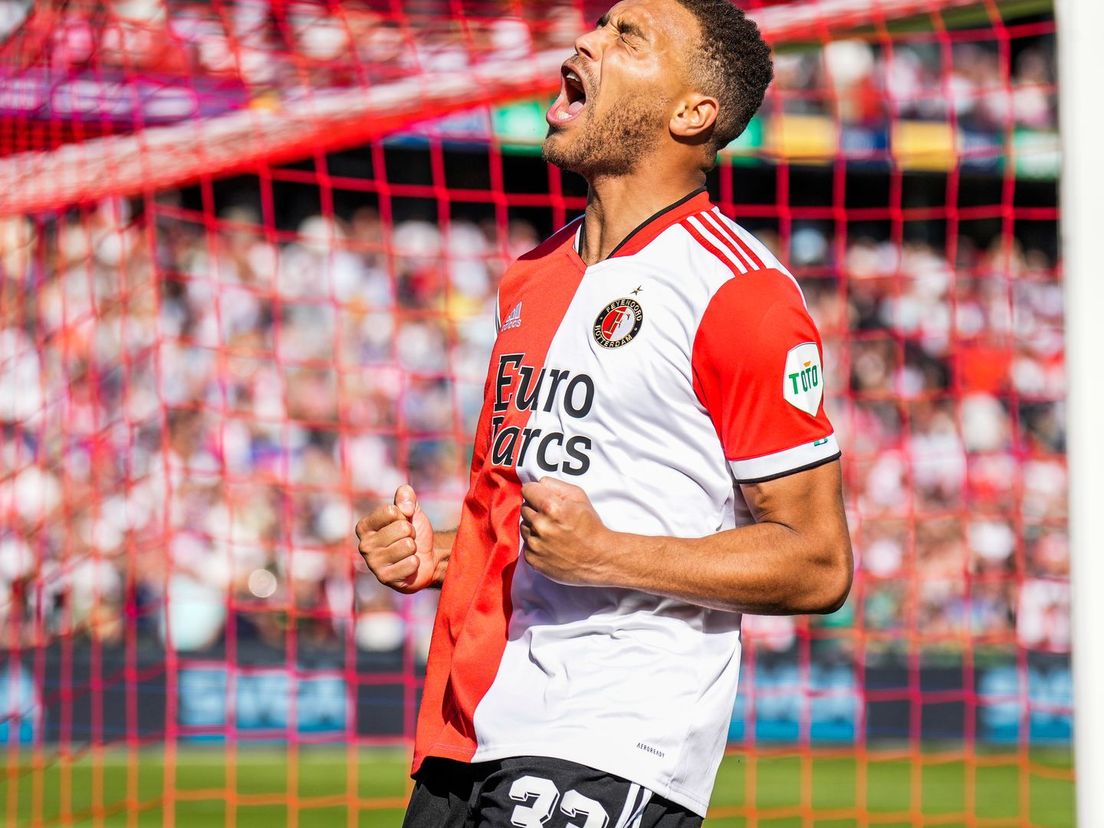 Cyriel Dessers baalt na een gemiste kans voor Feyenoord tegen PSV