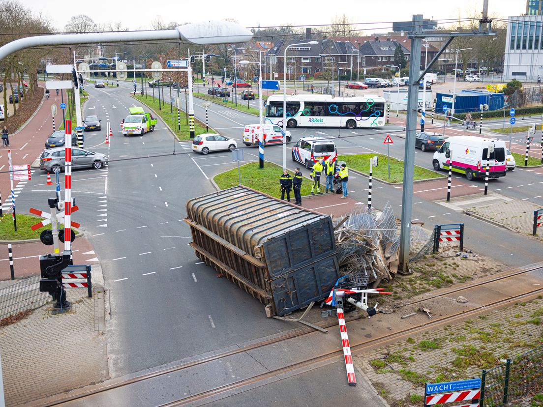 De vrachtwagen met schroot kantelde op de Nieuwe Veerallee in Zwolle