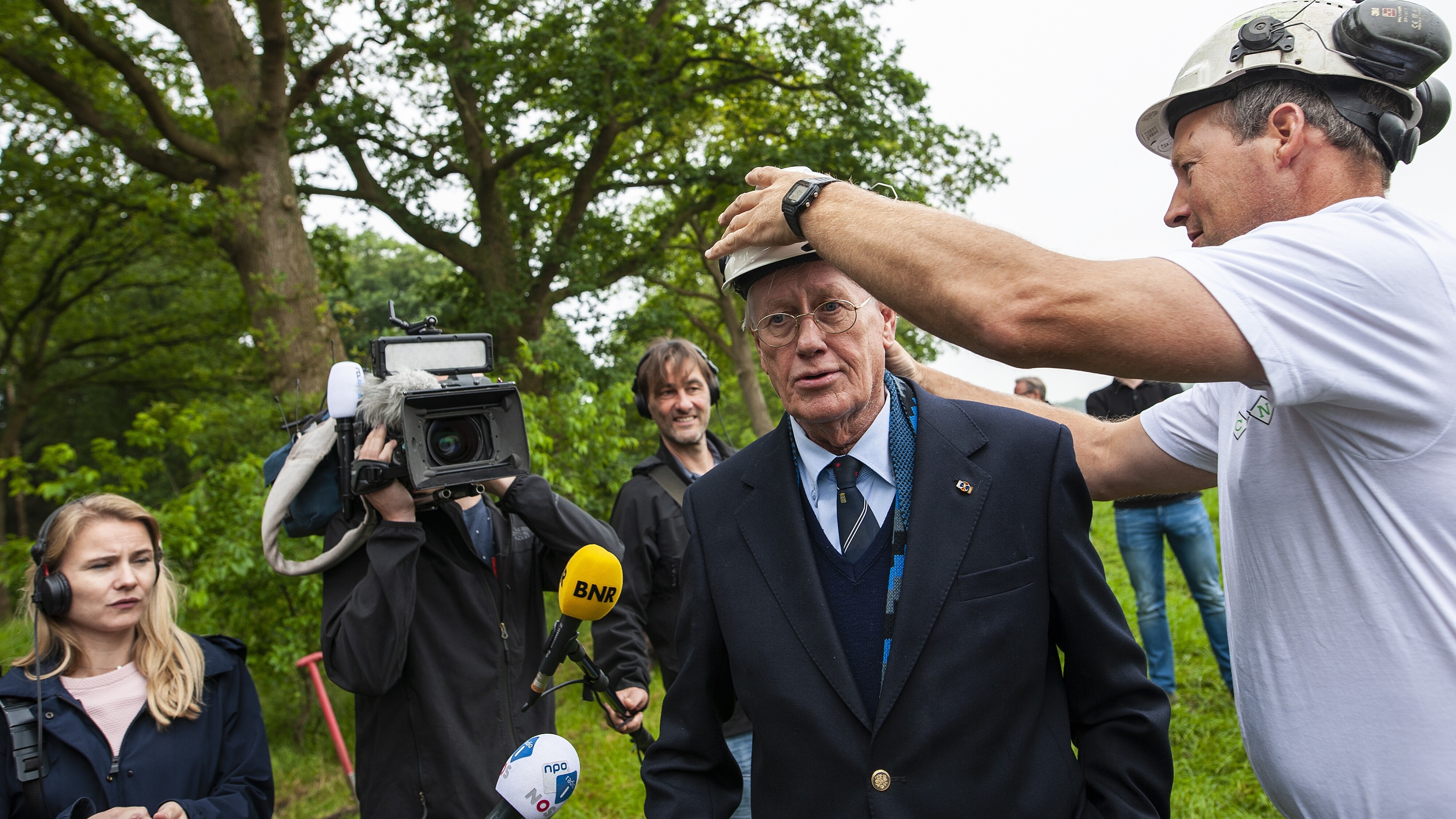 Yn 2021 wie âld-kommissaris Hans Wiegel (mei strik) by in parsebyienkomst oer in Frysk wolvestek